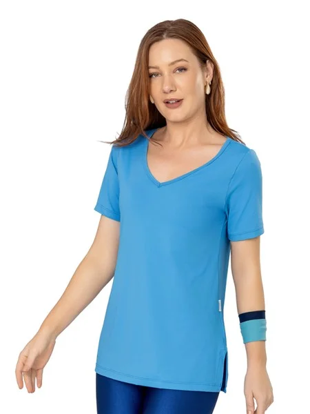 CAMISETA ALONGADA DICORPO COM FENDA NAS LATERAIS E DECOTE V 12657