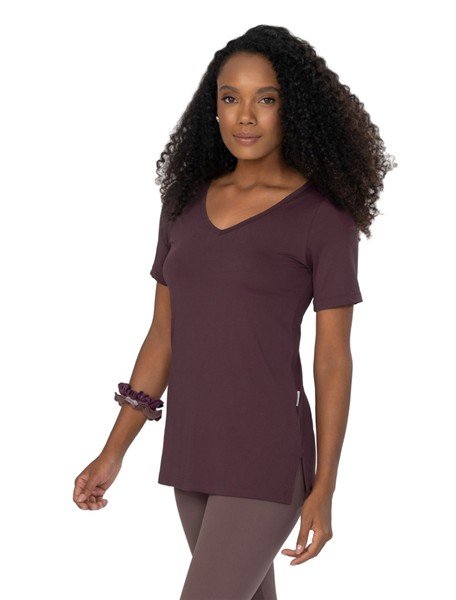 Camiseta Alongada com Fenda Lateral e Decote V – Textura Furadinha 12657