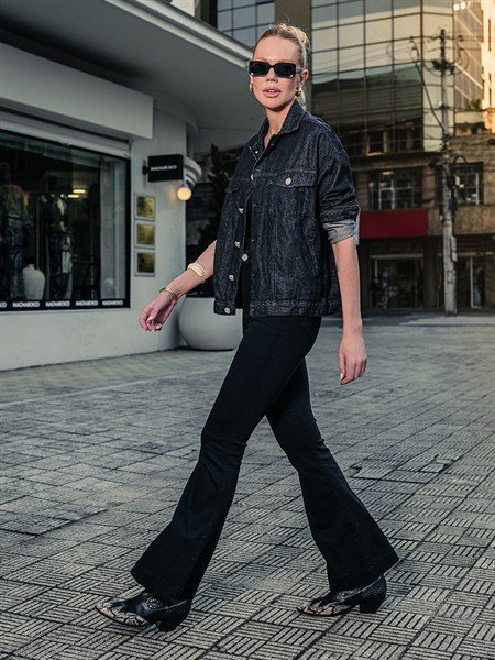 Calça Jeans Flare com Bolsos Traseiros 30008