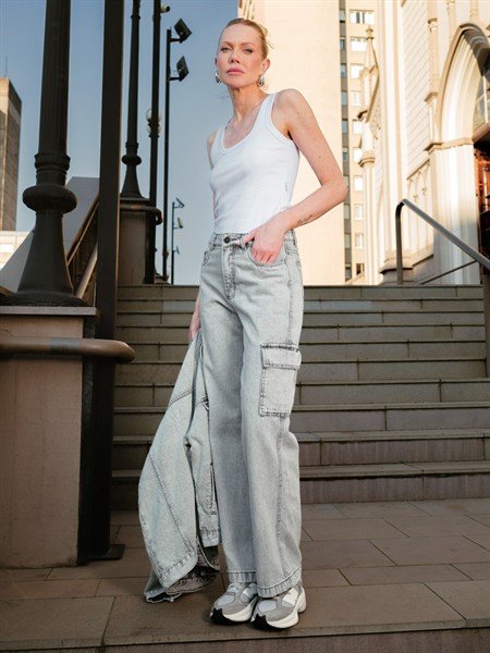 Calça Jeans Cargo com Bolsos Laterais 30012