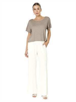 Calça Pantalona com Bolsos e Tecido Texturizado 