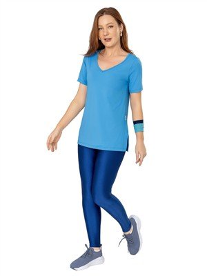 CAMISETA ALONGADA DICORPO COM FENDA NAS LATERAIS E DECOTE V 