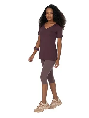Camiseta Alongada com Fenda Lateral e Decote V – Textura Furadinha 
