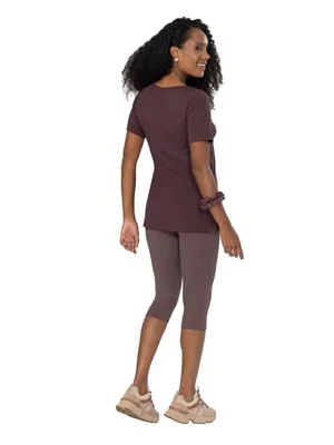 Camiseta Alongada com Fenda Lateral e Decote V – Textura Furadinha 