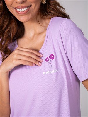 Camiseta Alongada com Fenda Lateral e Decote V – Textura Furadinha 