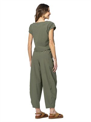 Blusa Cropped com Decote Canoa e Fenda nas Laterais,  