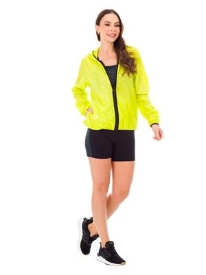 JAQUETA DICORPO CORTA VENTO COM CAPUZ E BOLSOS 