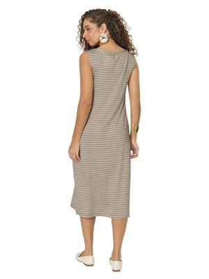 Vestido Midi com Decote Canoa, Bolsos e Fenda nas Laterais. 