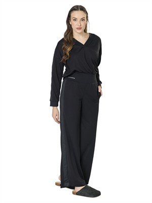 Conjunto: Blusa com decote V e Calça Pantalona  