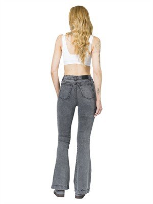 Calça Jeans Flare com Bolsos Traseiros 